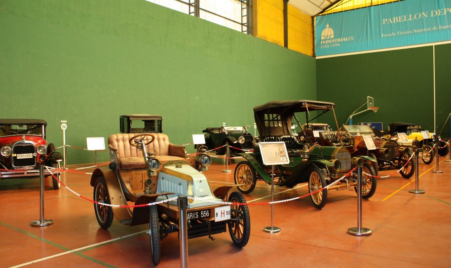 EXPOSICIÓN DE COCHES HISTÓRICOS EN LA ESCUELA TÉCNICA SUPERIOR DE INGENIEROS INDUSTRIALES